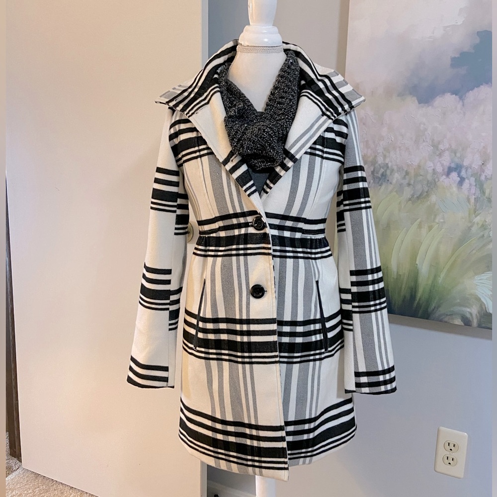 iZ Byer brand coat- size small juniors-EUC- black and white plaid